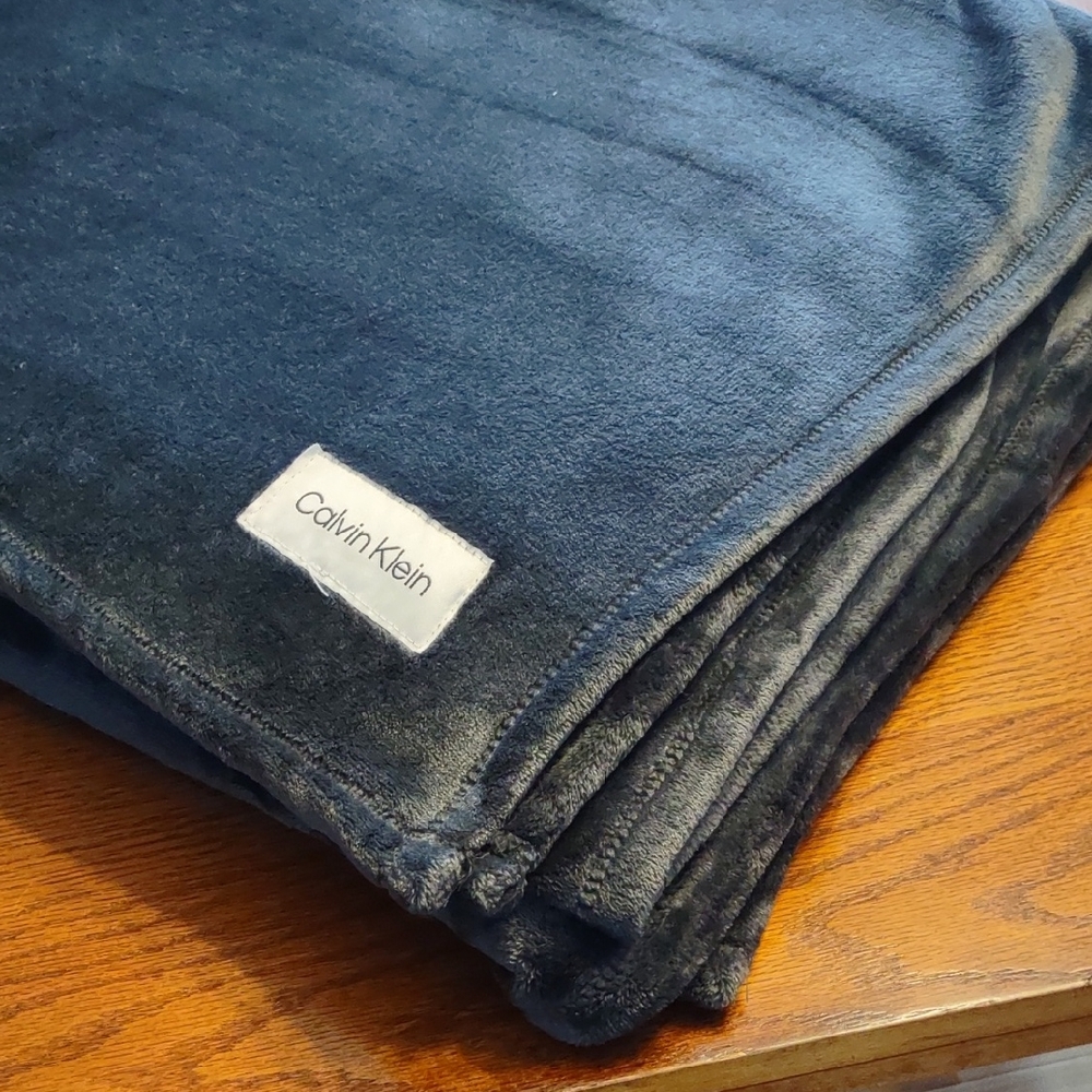 Calvin Klein Charcoal Gray Fleece Blanket